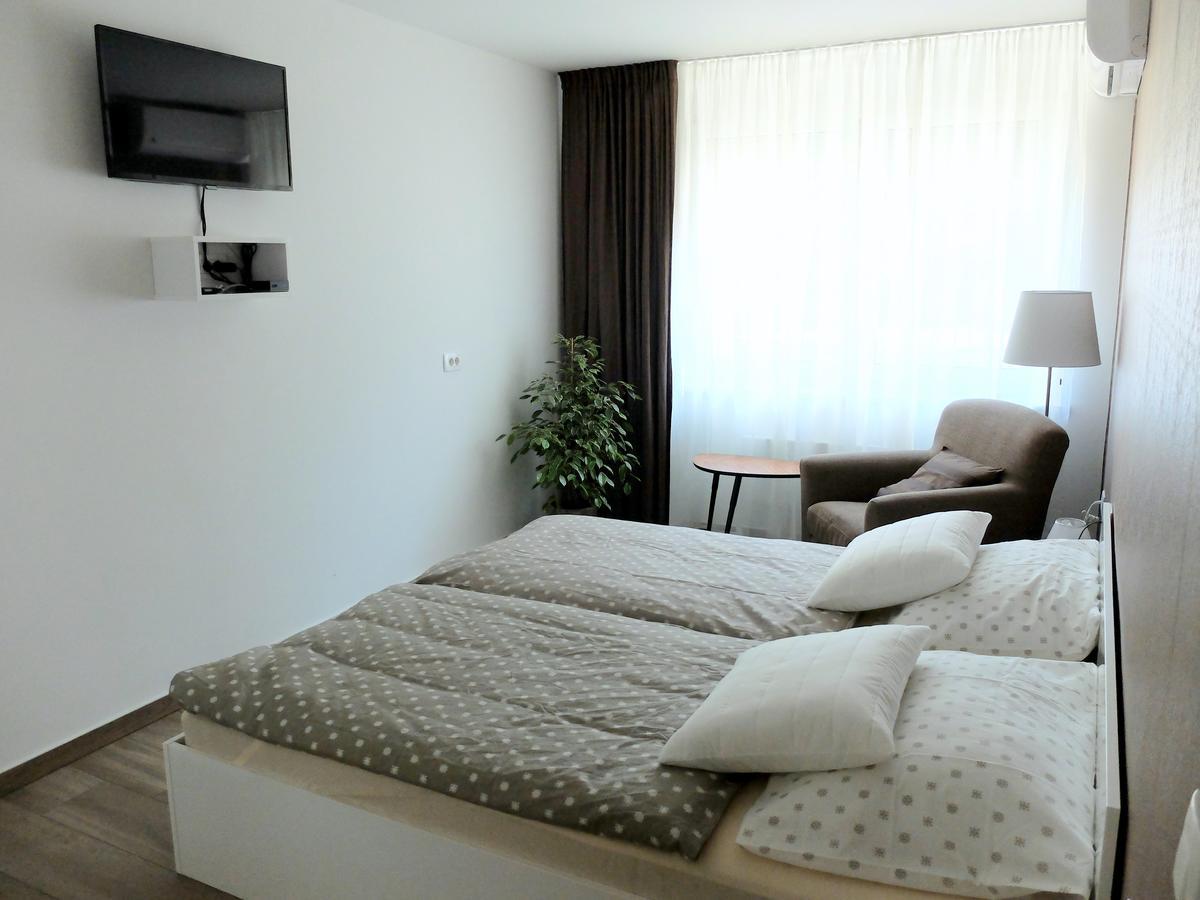 Garni Hotel Azur Любляна Экстерьер фото