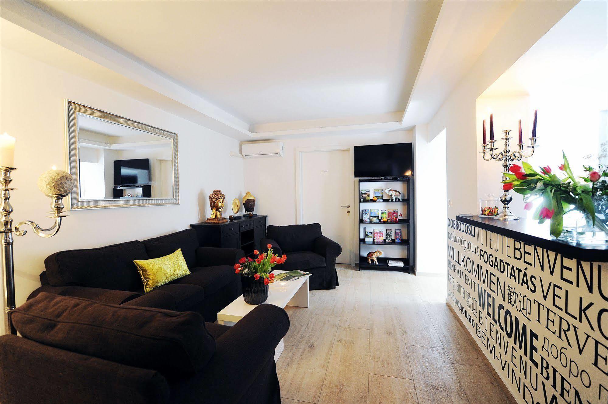 Garni Hotel Azur Любляна Экстерьер фото