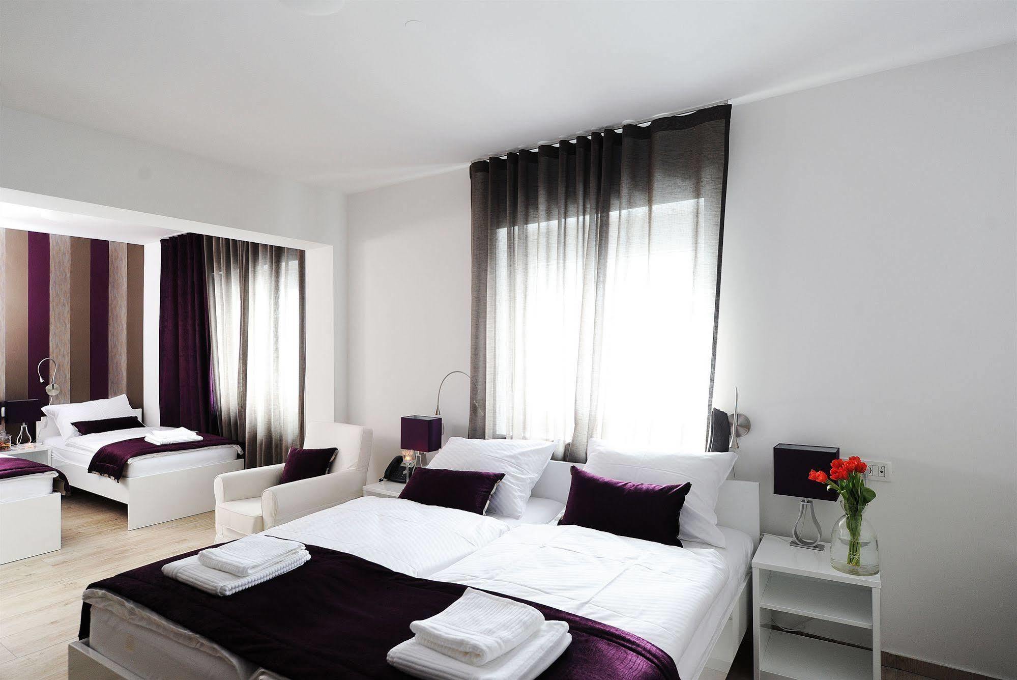 Garni Hotel Azur Любляна Экстерьер фото